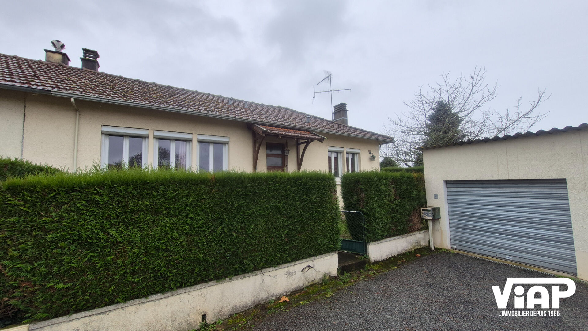 Photo Vigenal, maison mitoyenne d'un coté avec garage image 3/6