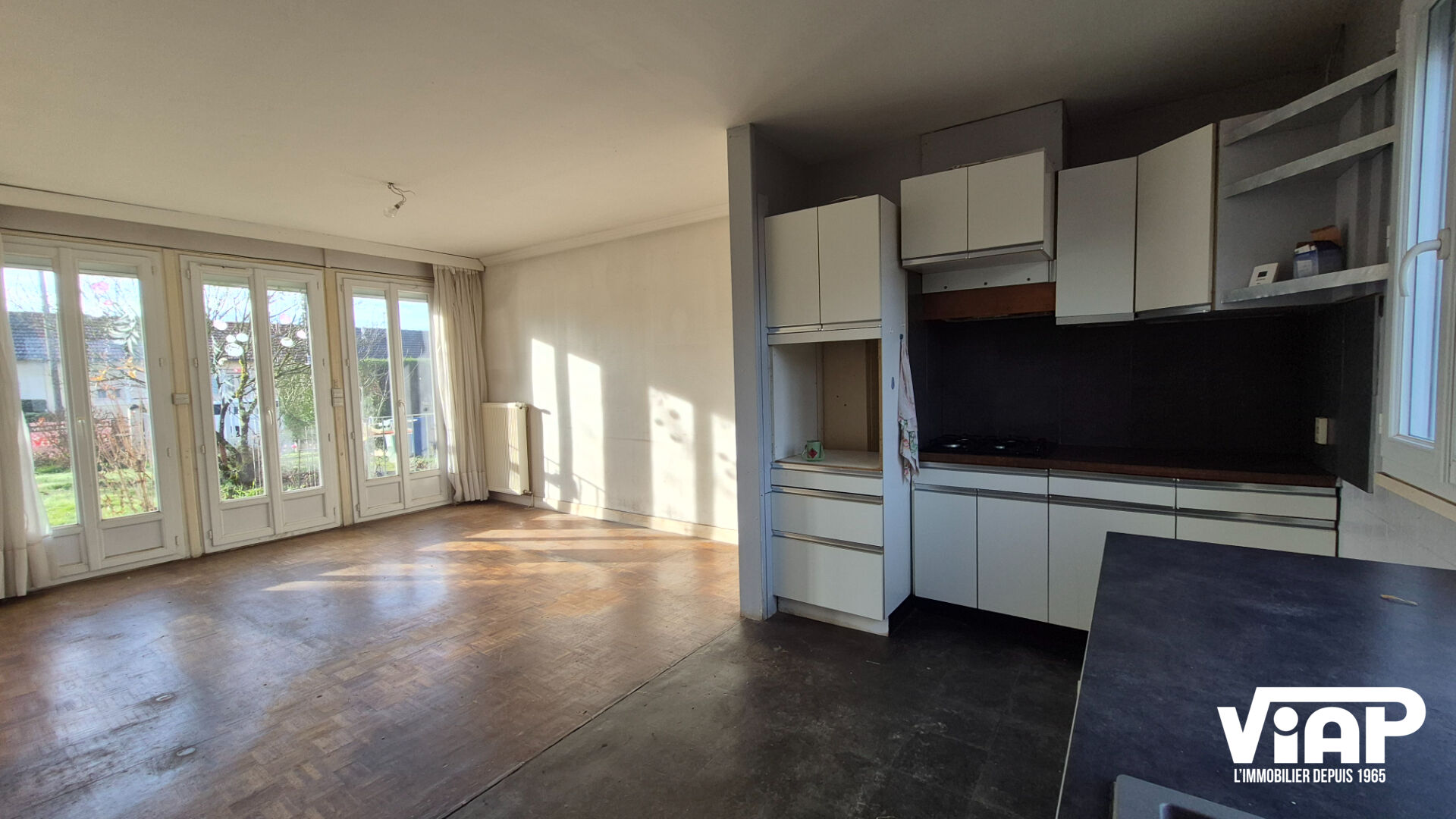 Photo Vigenal, maison mitoyenne d'un coté avec garage image 5/6