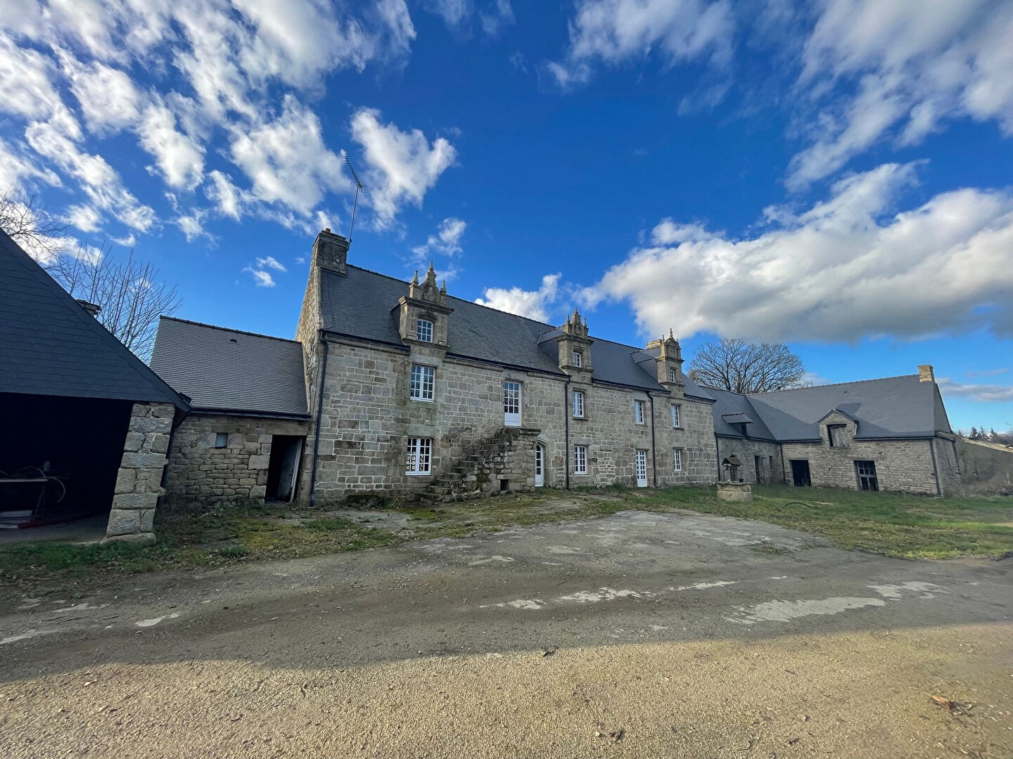 Manoir XVIe et ses communs sur environ 2 hectares