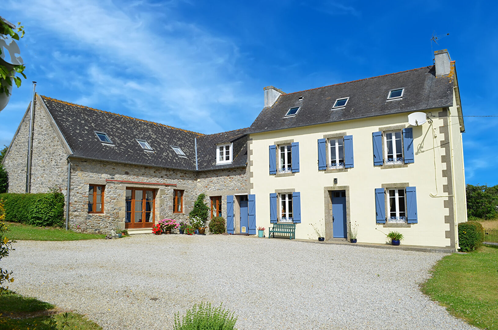 Joli corps de ferme Saint Nic petite vue mer