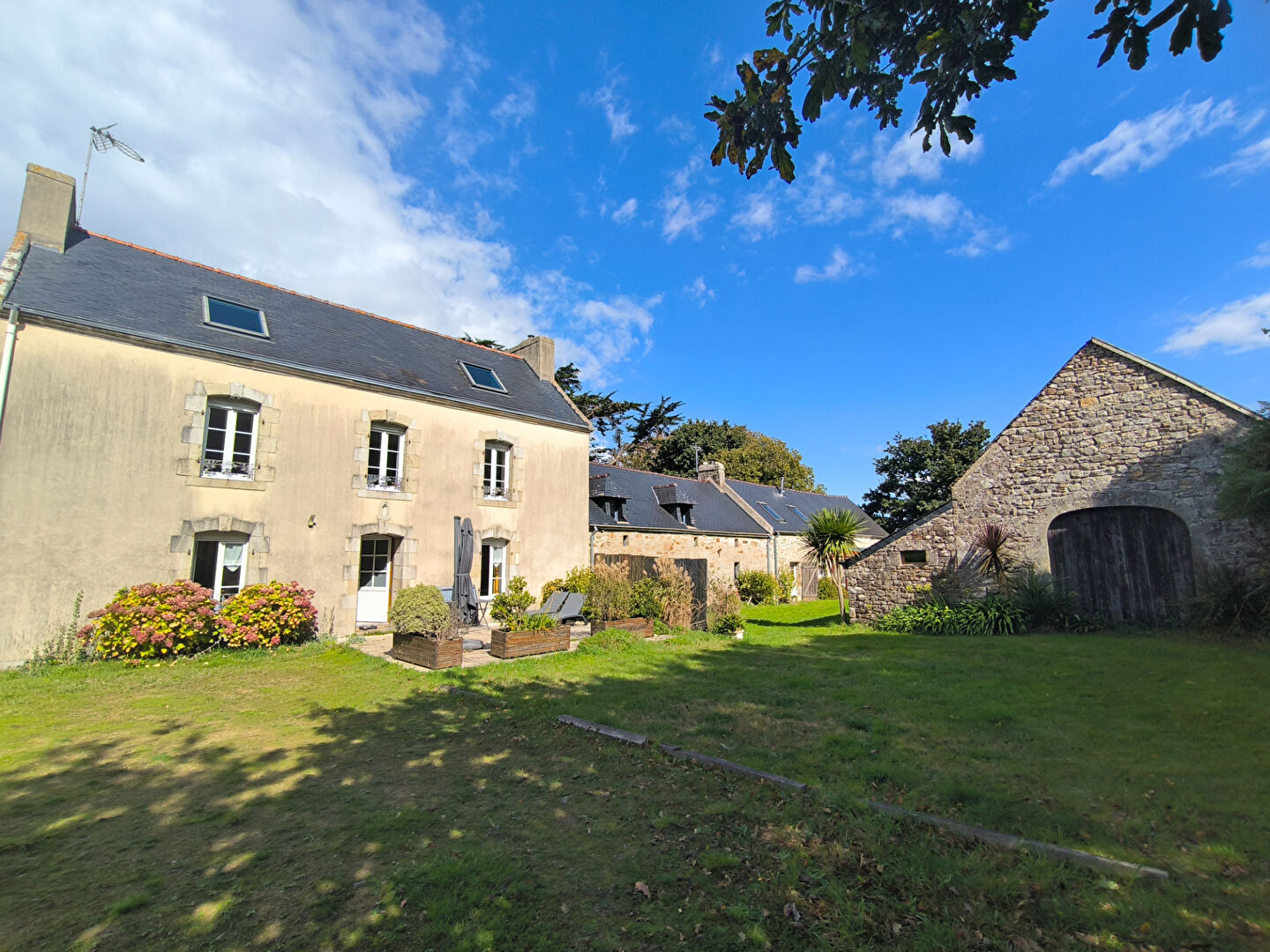 Propriété avec longère, gîte, duplex et dépendance  sur 19000 m² - Pouldergat