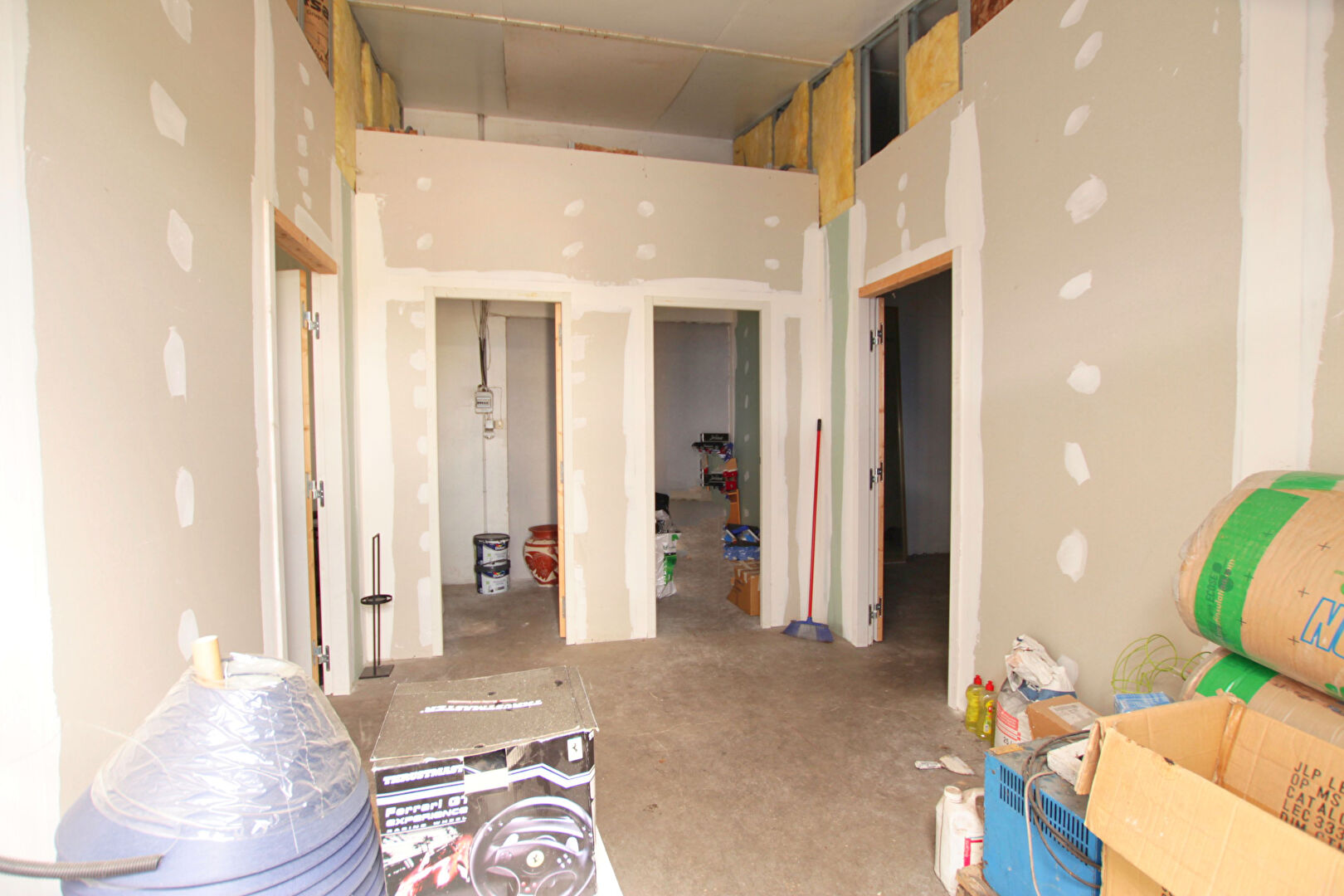 Photo SAINT-PIERRE-DE-CHANDIEU : Entrepôt image 2/6