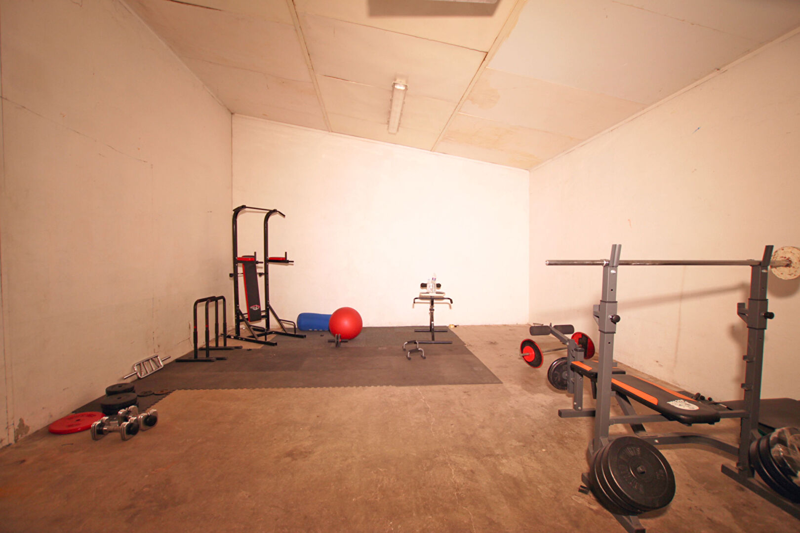 Photo SAINT-PIERRE-DE-CHANDIEU : Entrepôt image 3/6