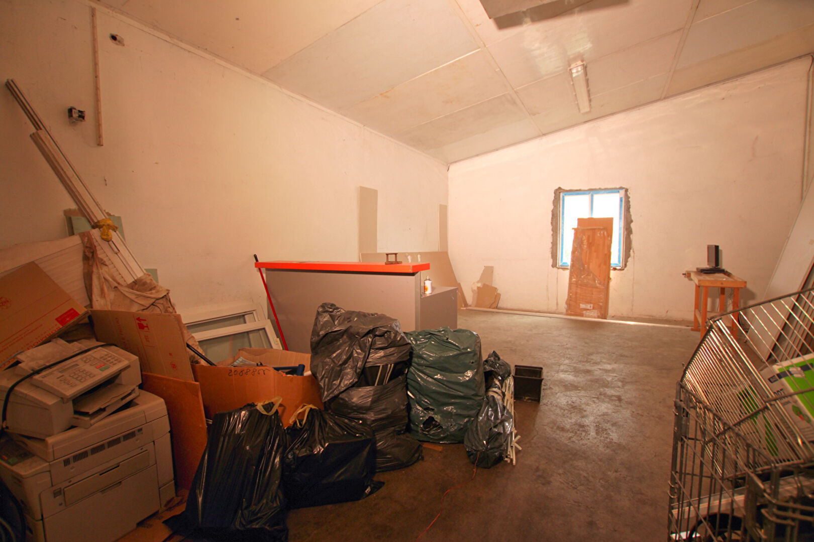 Photo SAINT-PIERRE-DE-CHANDIEU : Entrepôt image 4/6