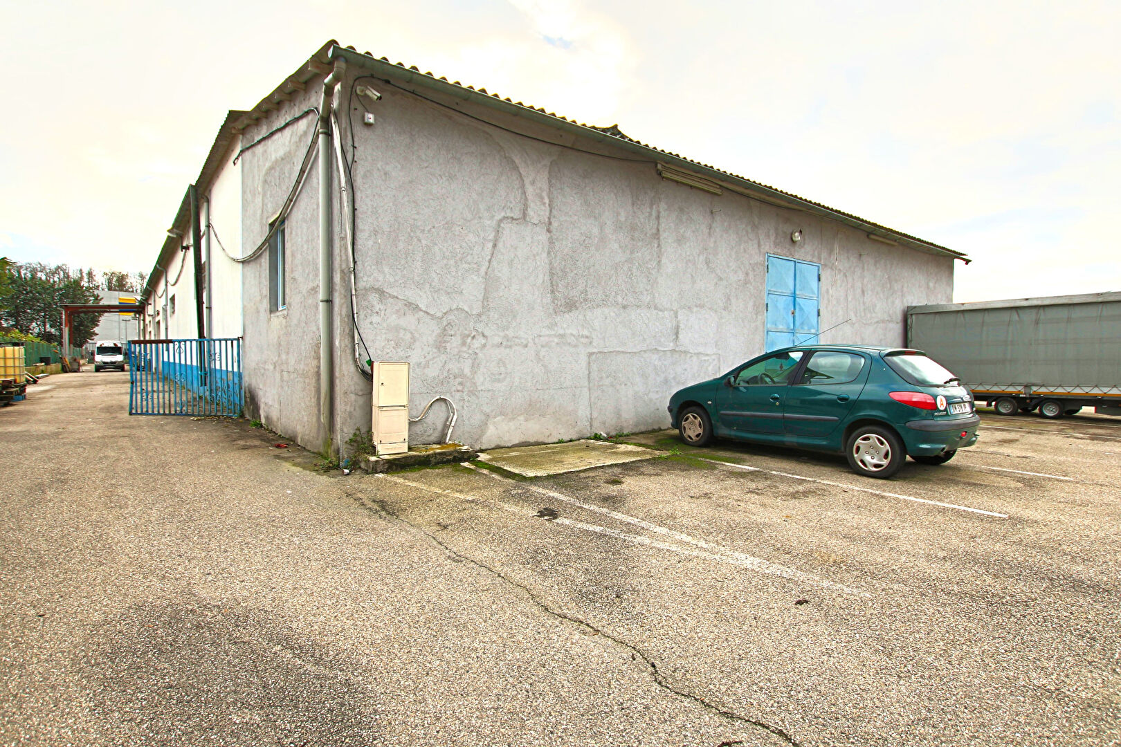 Photo SAINT-PIERRE-DE-CHANDIEU : Entrepôt image 6/6