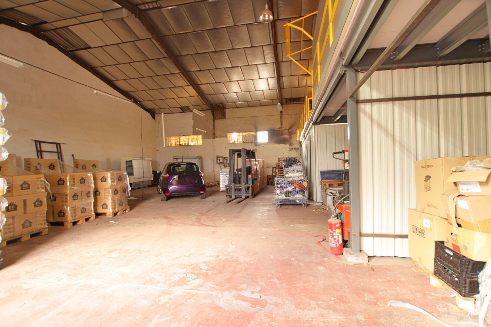 Photo SAINT-PIERRE-DE-CHANDIEU : Entrepôt image 2/5