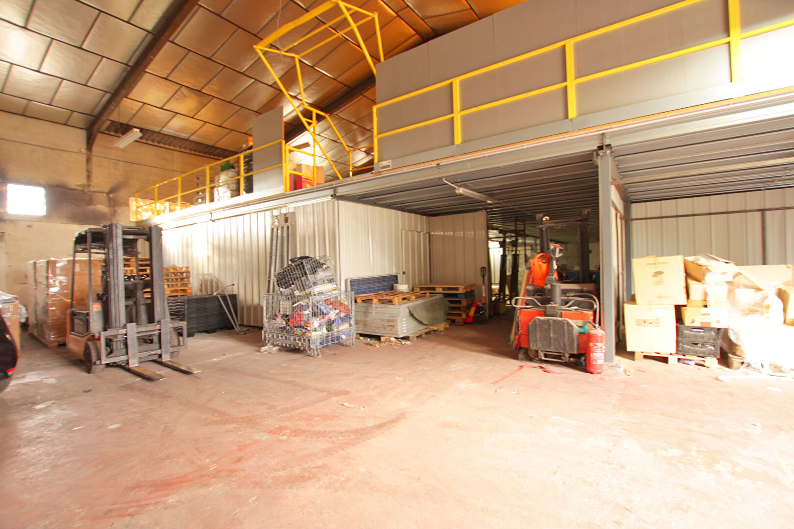 Photo SAINT-PIERRE-DE-CHANDIEU : Entrepôt image 3/5