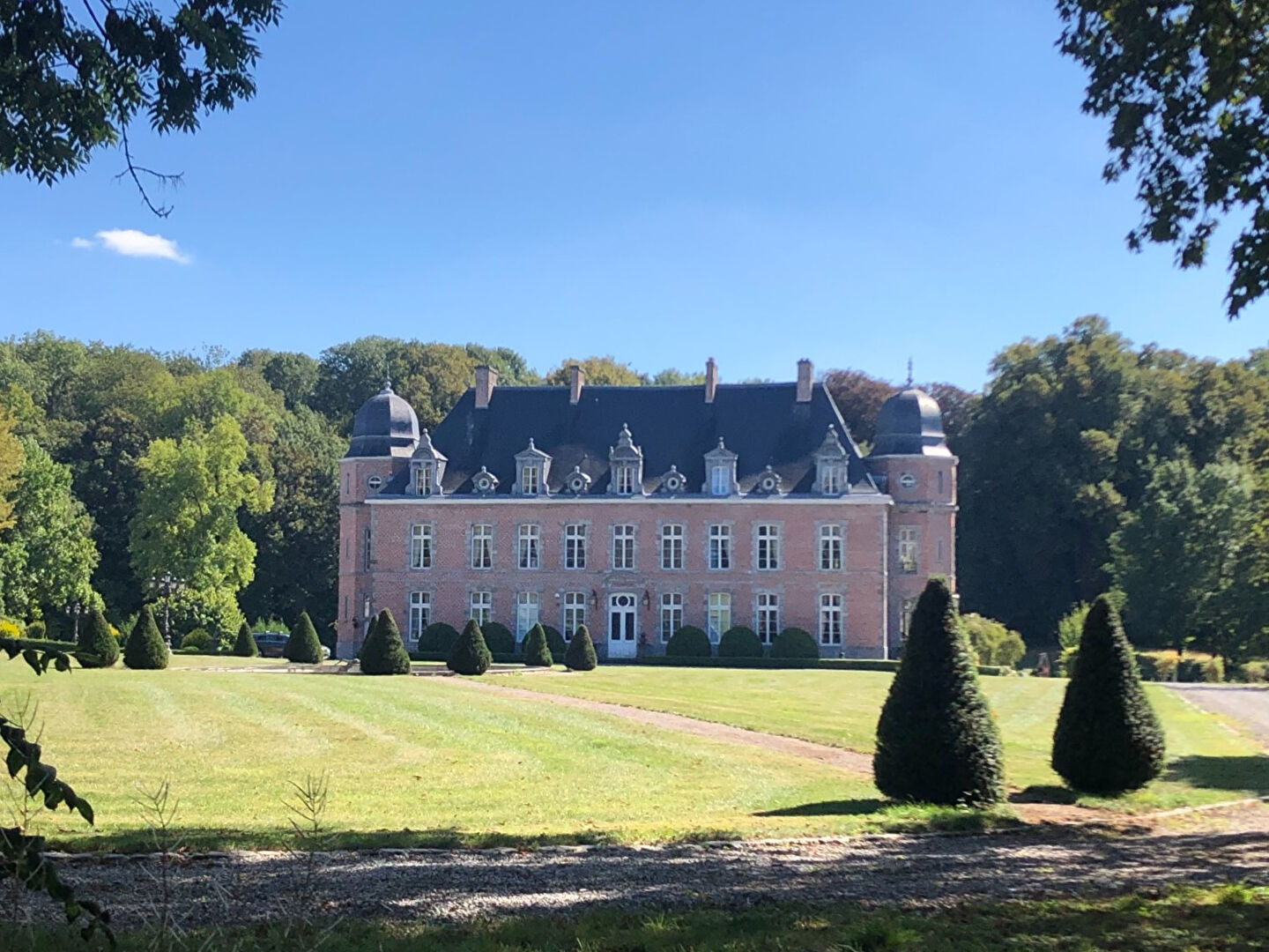 Property with six bedrooms located in Nord, Hauts-de-France, featuring elegant architecture and landscaped grounds.
