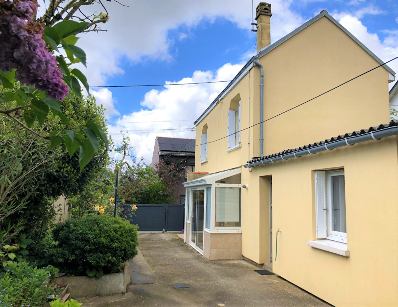 Maison en impasse privée avec garage + dépendances - Bas Chantenay
