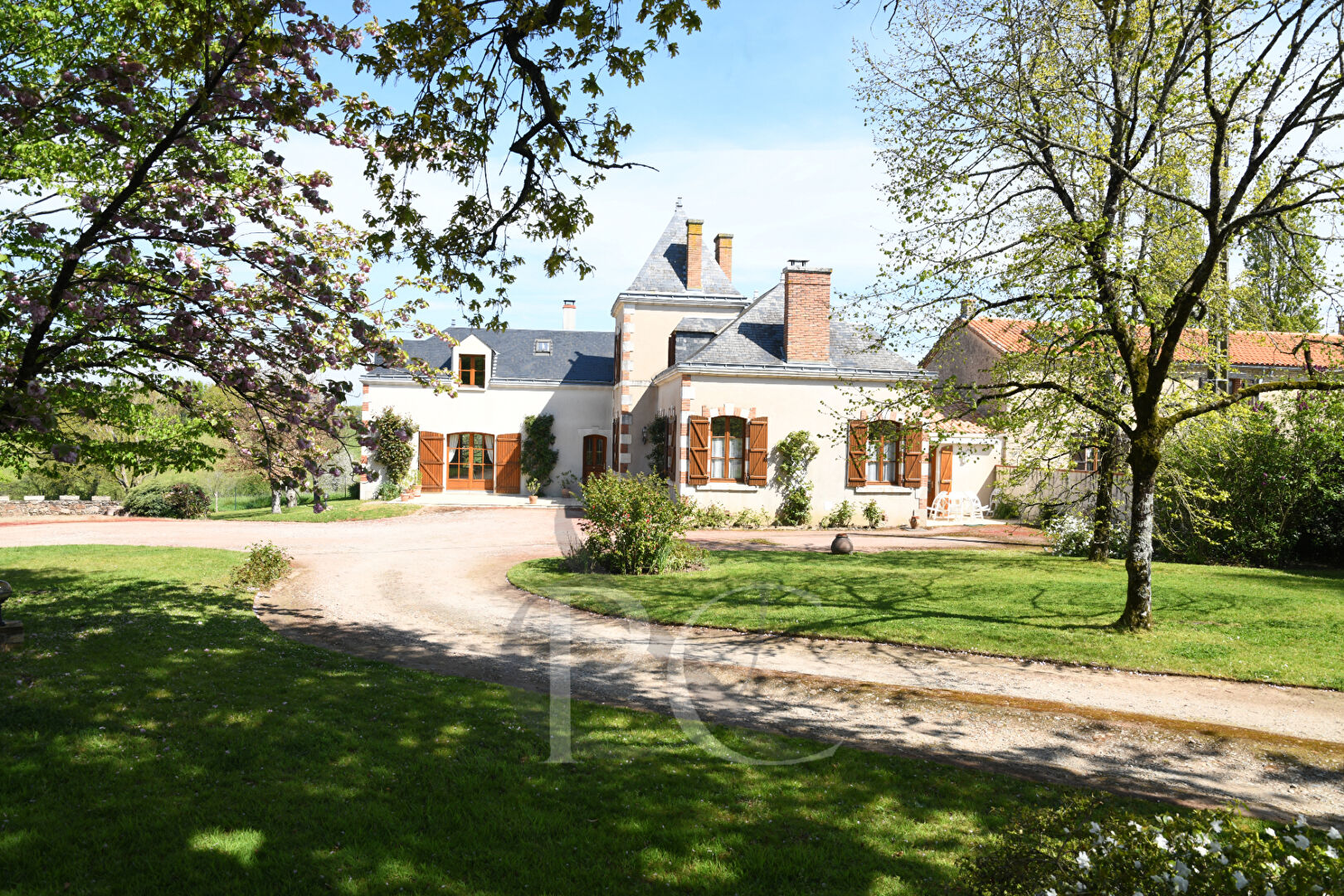 Photo Maison La Roche Sur Yon 9 pièces 230 m2 image 2/5