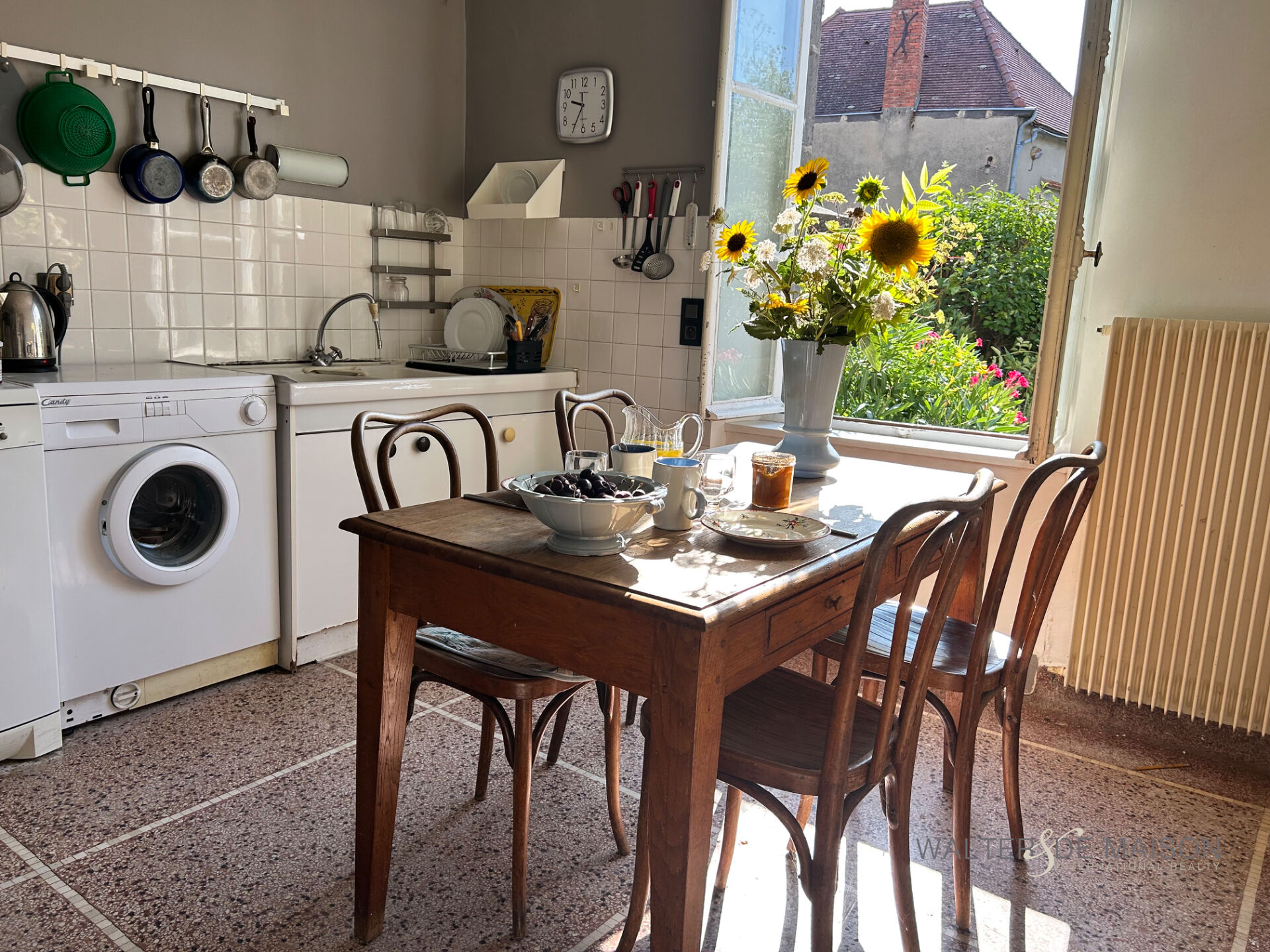 Maison bourgeoise 1850, 244m², 9 pièces, coeur de village Prompsat Puy-de-Dôme. Pierre de Volvic, jardin 1115m², 6 chambres, potentiel gîte/chambres d'hôtes