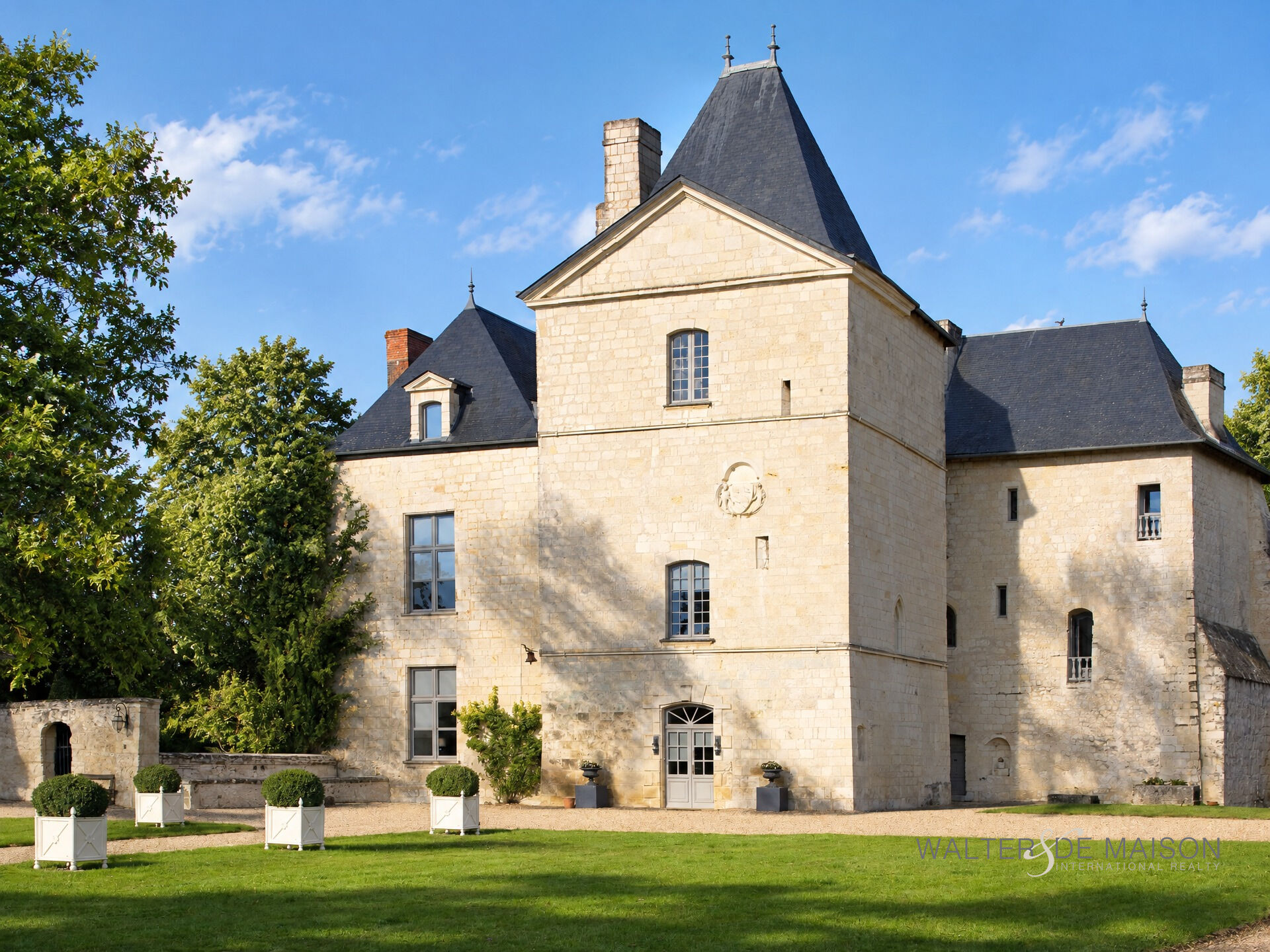 Château du XIe siècle et domaine de 6 ha en Touraine, proche Tours