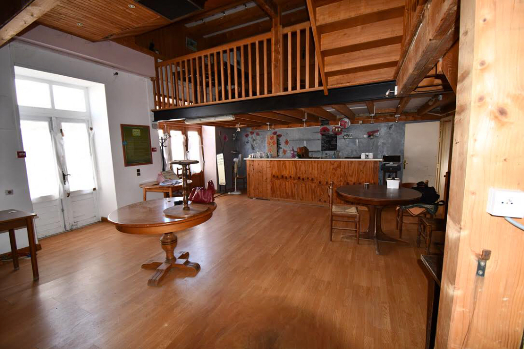 Photo Immeuble en pierre avec Café/Restaurant/Bar et 4 chambres en suite à vendre avec licence  classe 4 image 3/6