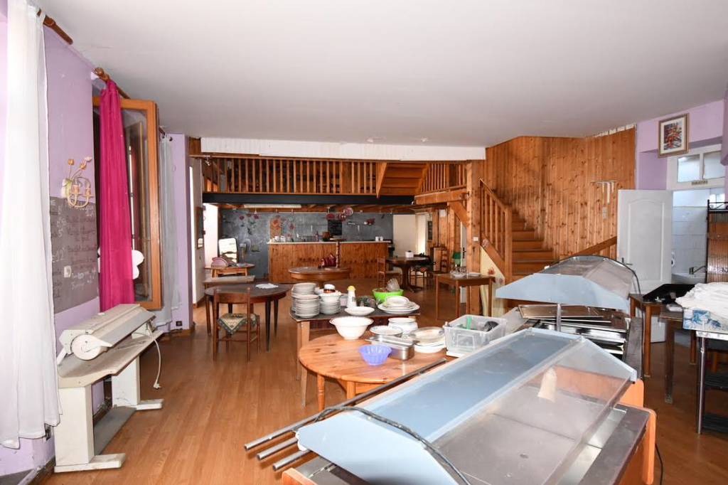 Photo Immeuble en pierre avec Café/Restaurant/Bar et 4 chambres en suite à vendre avec licence  classe 4 image 4/6