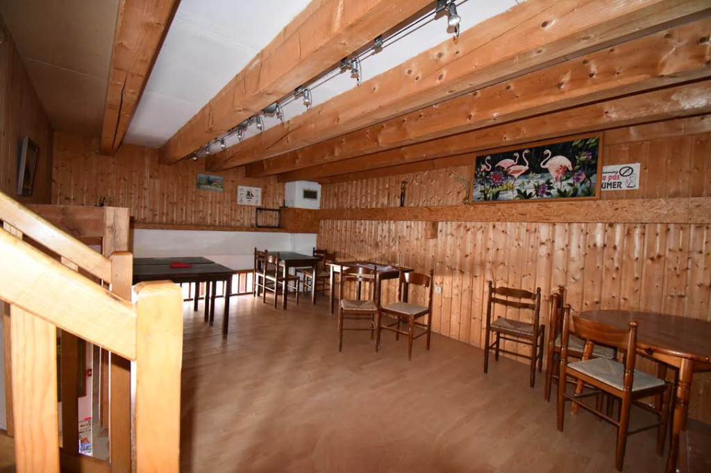 Photo Immeuble en pierre avec Café/Restaurant/Bar et 4 chambres en suite à vendre avec licence  classe 4 image 5/6