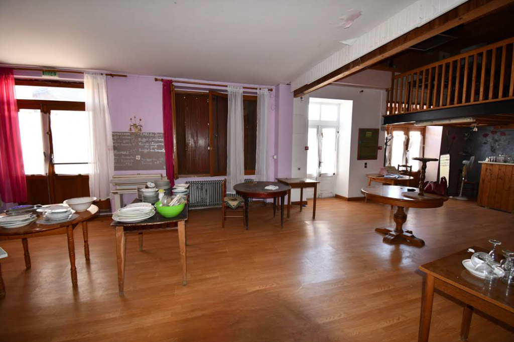 Photo Immeuble en pierre avec Café/Restaurant/Bar et 4 chambres en suite à vendre avec licence  classe 4 image 6/6