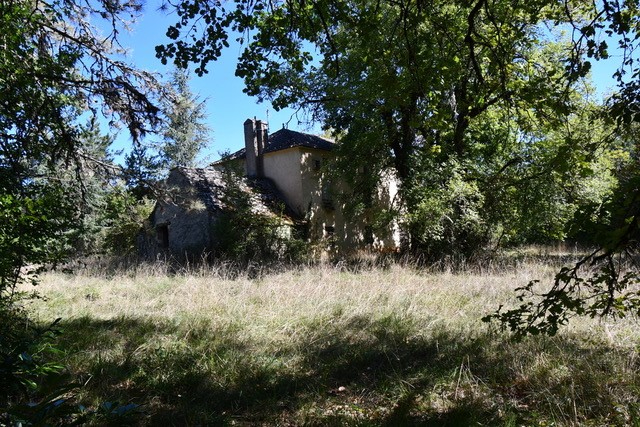 Photo Charmante maison en pierre de 147m2 à rénover avec un excellent terrain. image 2/6