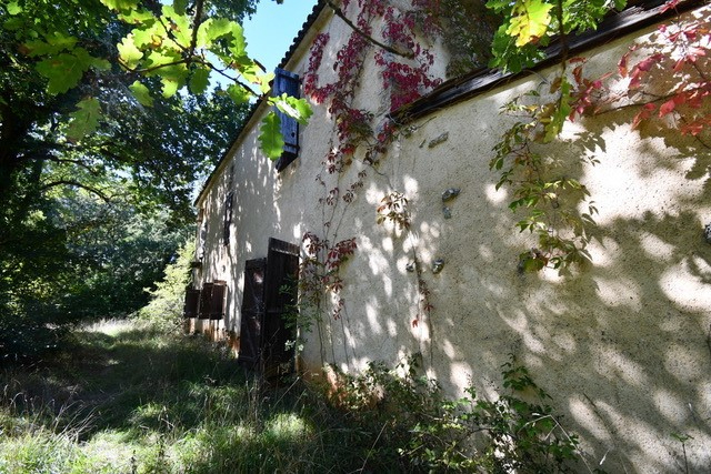 Photo Charmante maison en pierre de 147m2 à rénover avec un excellent terrain. image 5/6