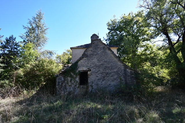 Photo Charmante maison en pierre de 147m2 à rénover avec un excellent terrain. image 6/6