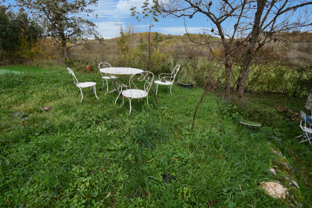 Photo Maison de campagne en pierre du Quercy Bouriane, plus maison d'amis en pierre séparée, avec Pigeonnier, un Gîte séparé, 1.17 Ha de terrain, jardins, chênes, truffes et bassins décoratifs. image 6/6