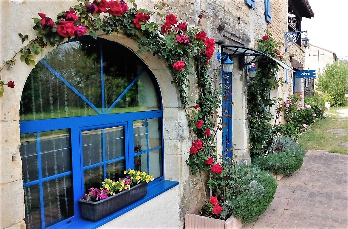 Photo Grande maison en pierre avec 5 chambres 5 salles de bains, piscine, garage, atelier, entre Puy L'éveque et Fumel. image 3/6