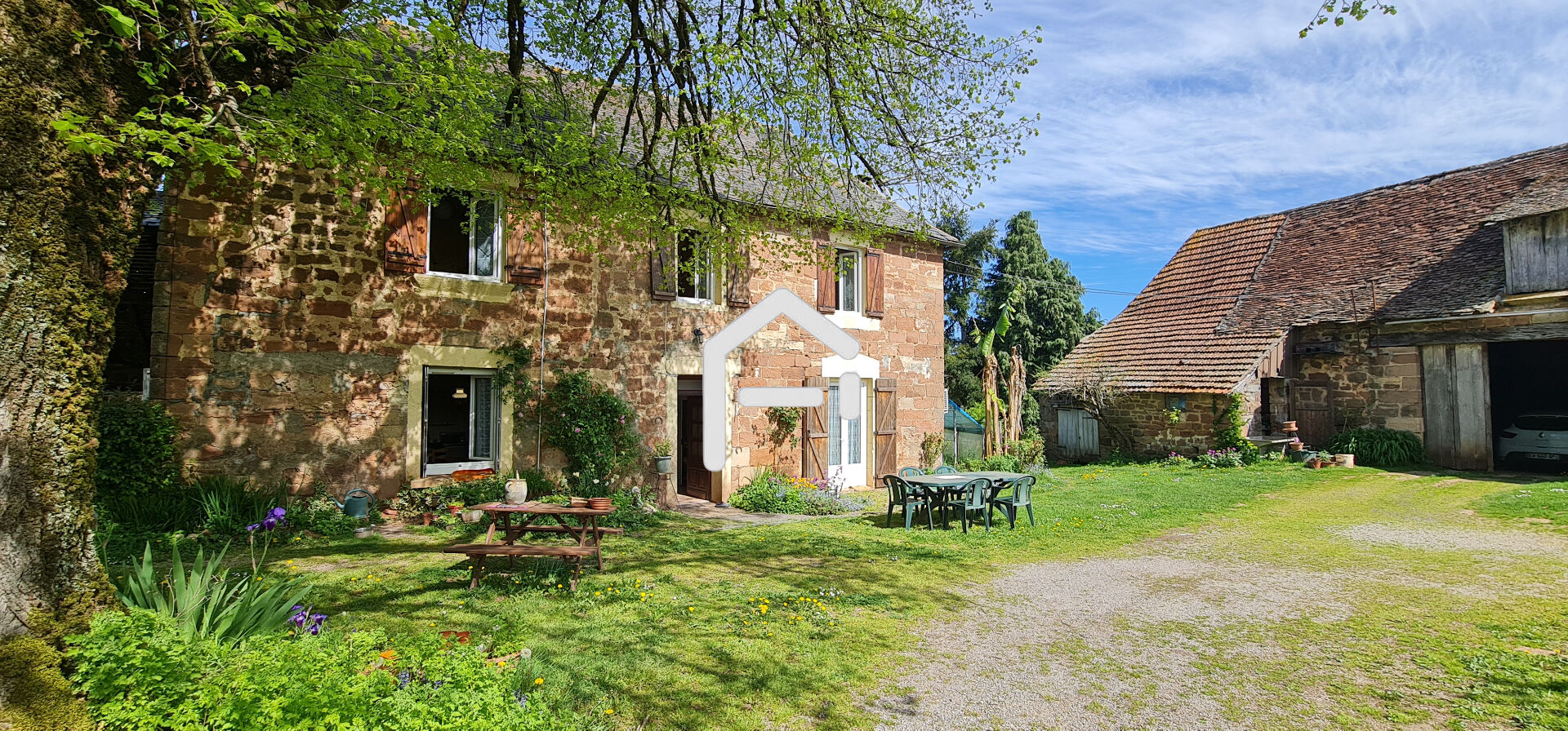 Belle maison en pierre avec dépendances !