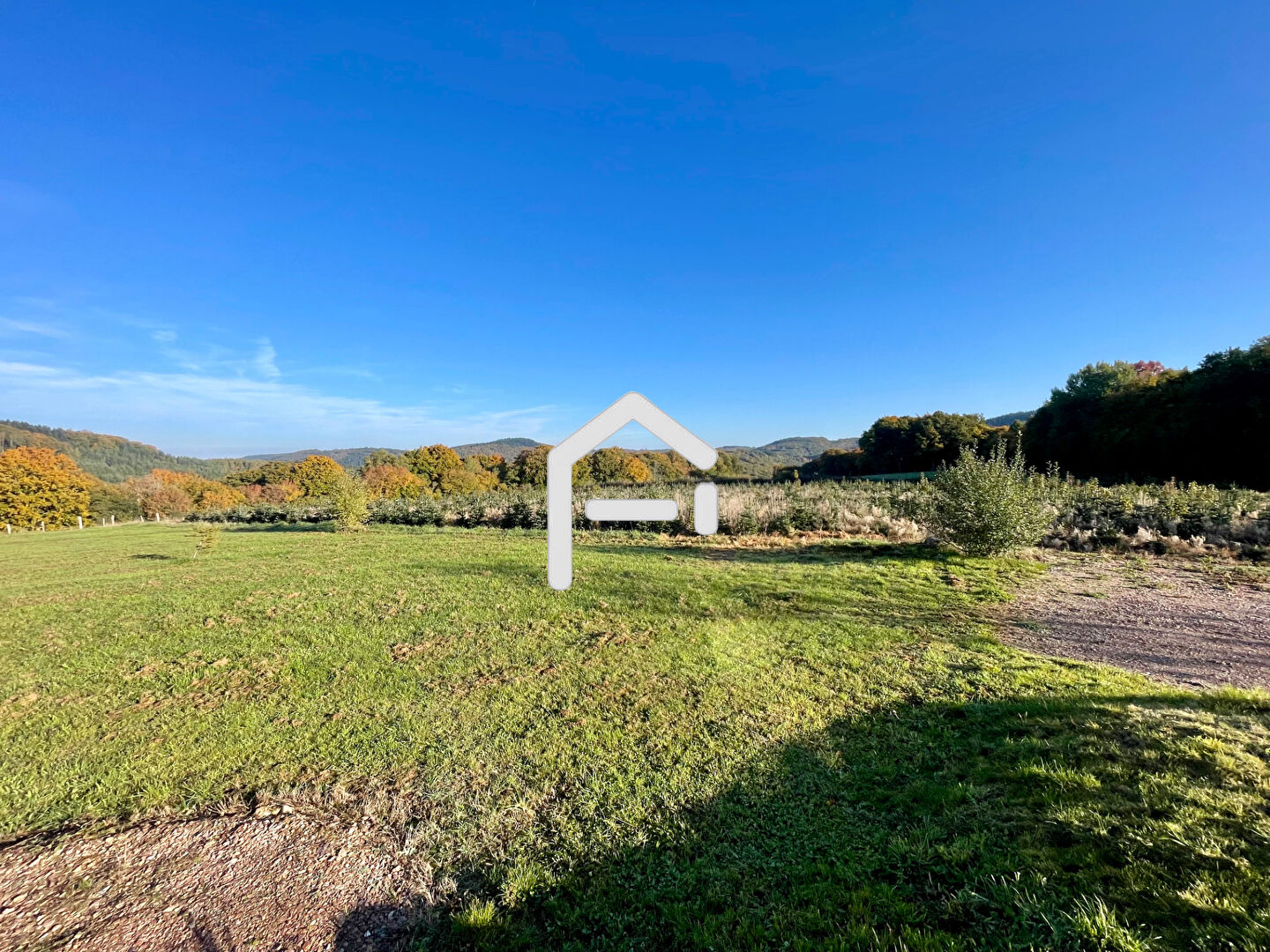 Photo Ensemble immobilier à Dun les Places image 1/6