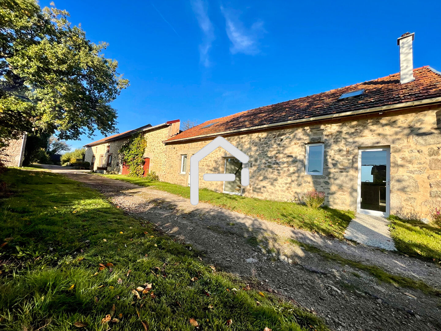 Photo Ensemble immobilier à Dun les Places image 3/6