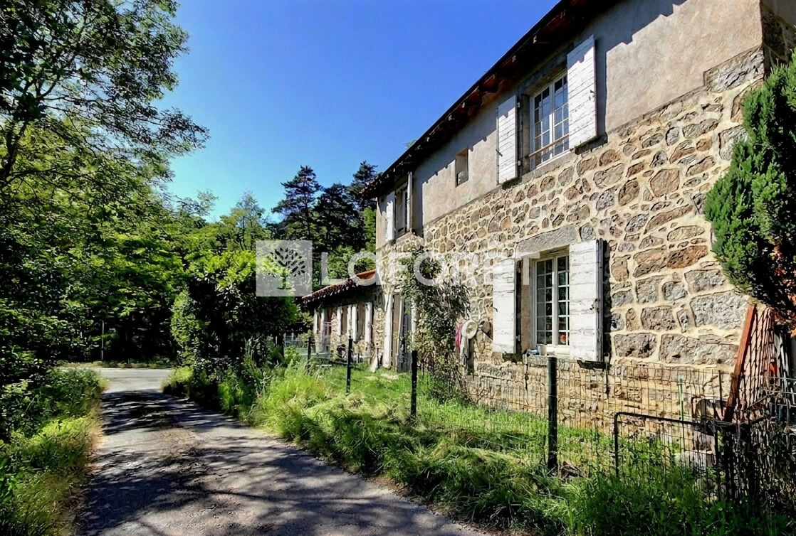 Maison dans les bois à JAS : 5 pièces 105 m2 sur 1054 m2