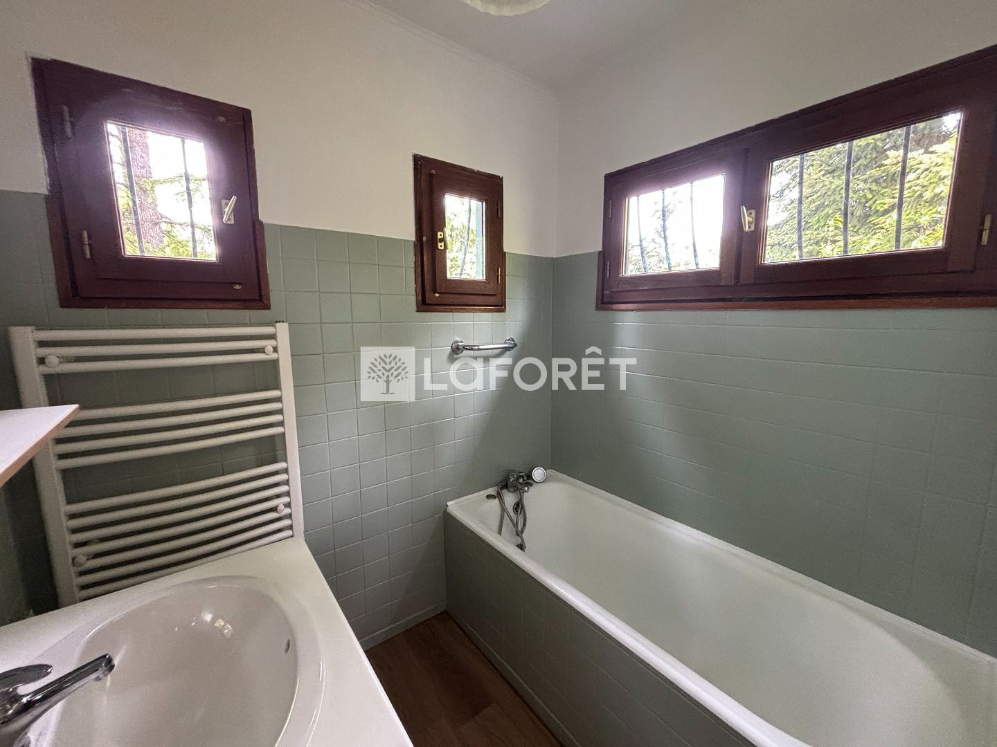 Chalet à vendre à Mouxy - 4 chambres, terrain constructible de 1 187 m² !