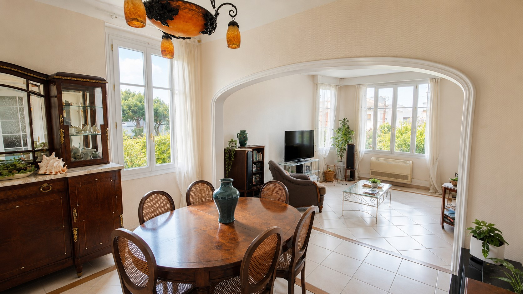 MAISON-APPARTEMENT - LAVAL / AV. DES FLEURS - 94 m² - Jardin 241 m² - Esprit maison de caractère