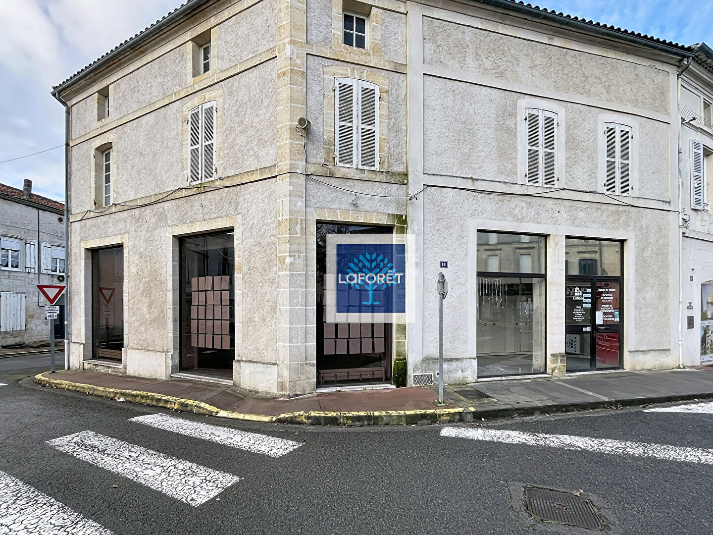 Local commercial d'environ 250m² au coeur de Jonzac