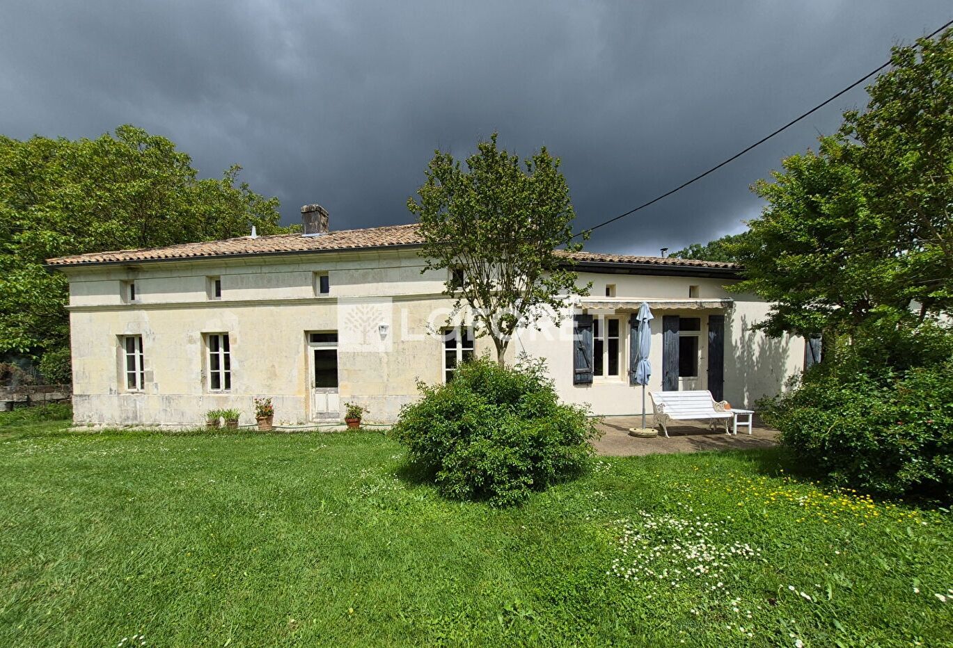 Maison en pierre avec garage, dépendances et terrain au calme