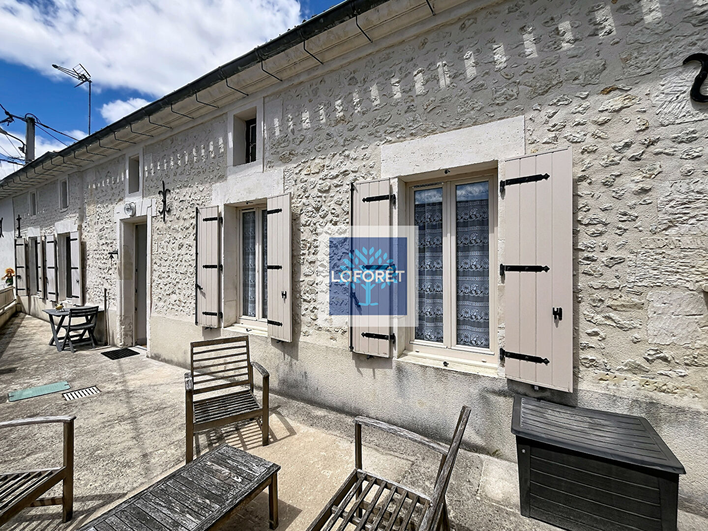 Maison vendue Louée, 2 chambres, dépendances, jardin secteur Montendre