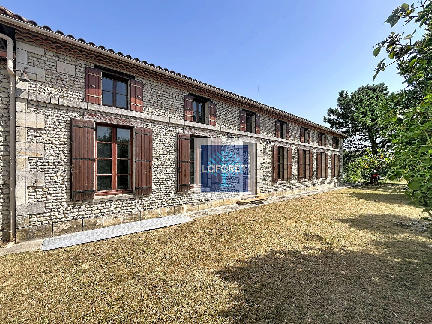 Maison de caractère , 4 chambre, dépendances avec jardin arboré