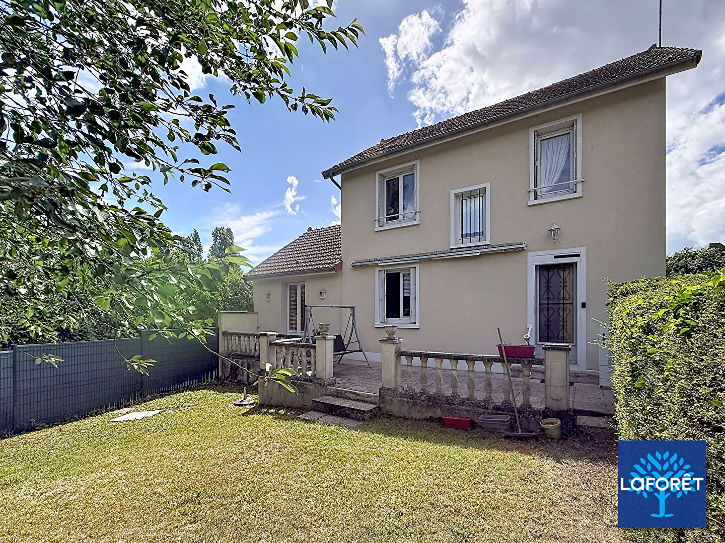 Maison familiale 4 chambres avec jardin et garage à Saint-Gervais-la-Forêt