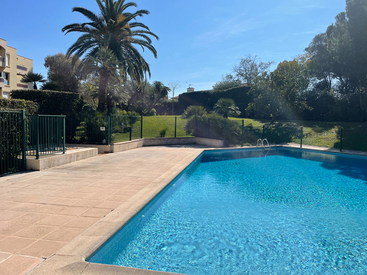 GOLFE JUAN - STUDIO +PARKING +PISCINE