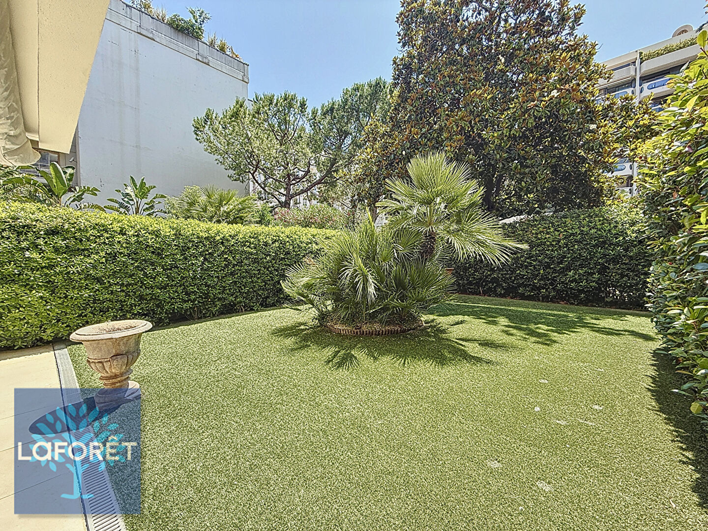 Superbe rez-de-jardin entre le Marriott et le Carlton