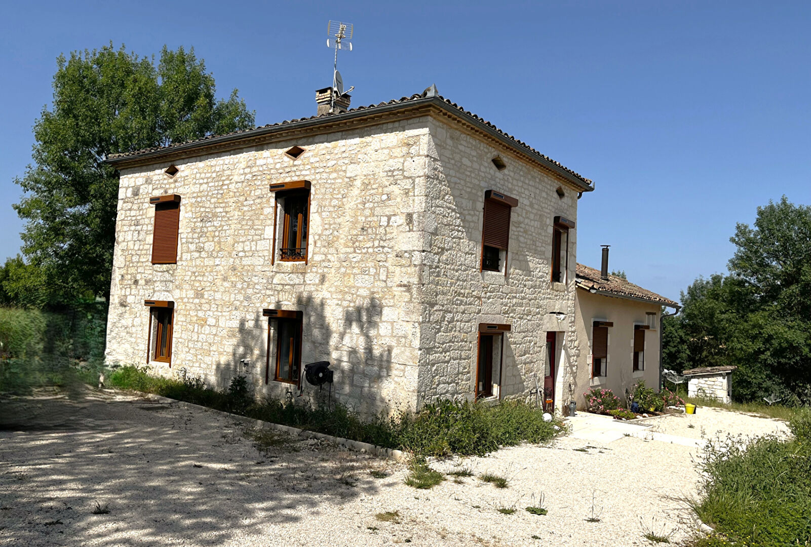 Maison en pierre sur près d'un hectare de terrain