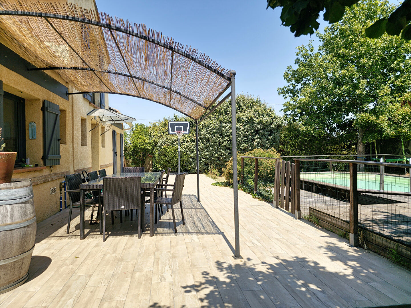 Maison familiale avec 3 chambres et jardin intimiste, proche commerces à Lavernose-Lacasse