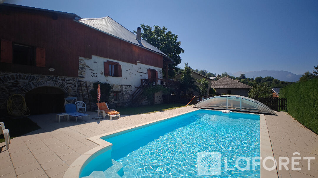 ** MAISON TYPE 11 - PROCHE EMBRUN -11 pièces