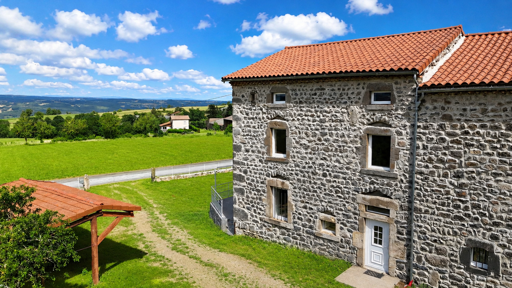 Magnifique corps de ferme rénové avec 5 chambres, dépendances et vue panoramique