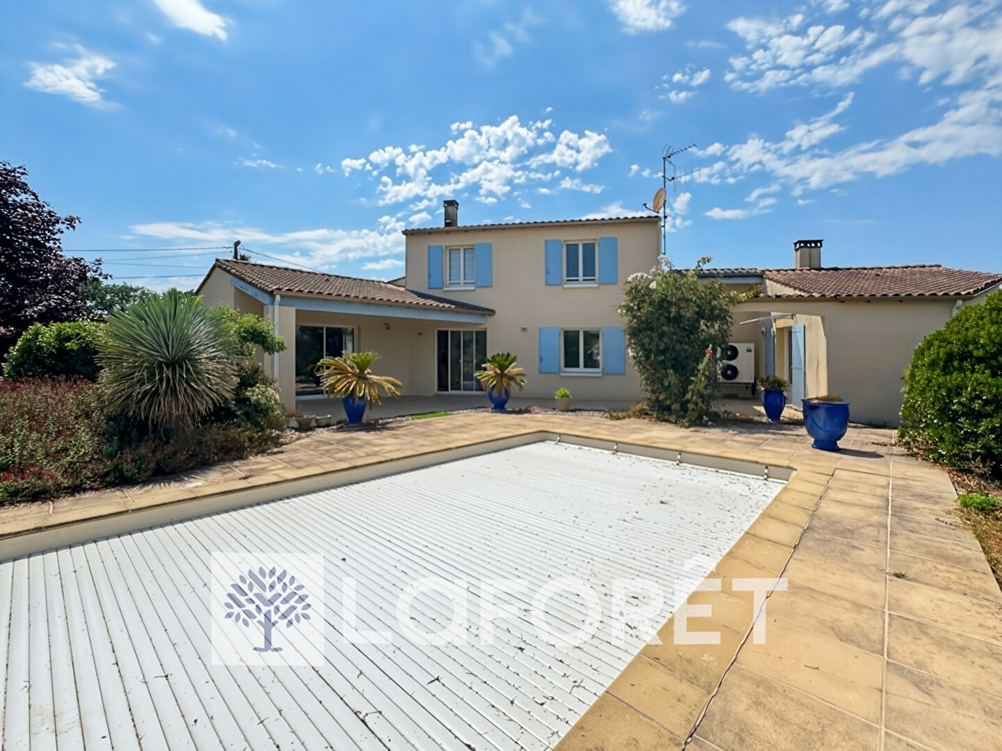 À vendre, maison contemporaine 4 pièce(s) 157 m2 avec un double-garage et piscine située entre GEMOZAC (17260) et SAINTES (17100)