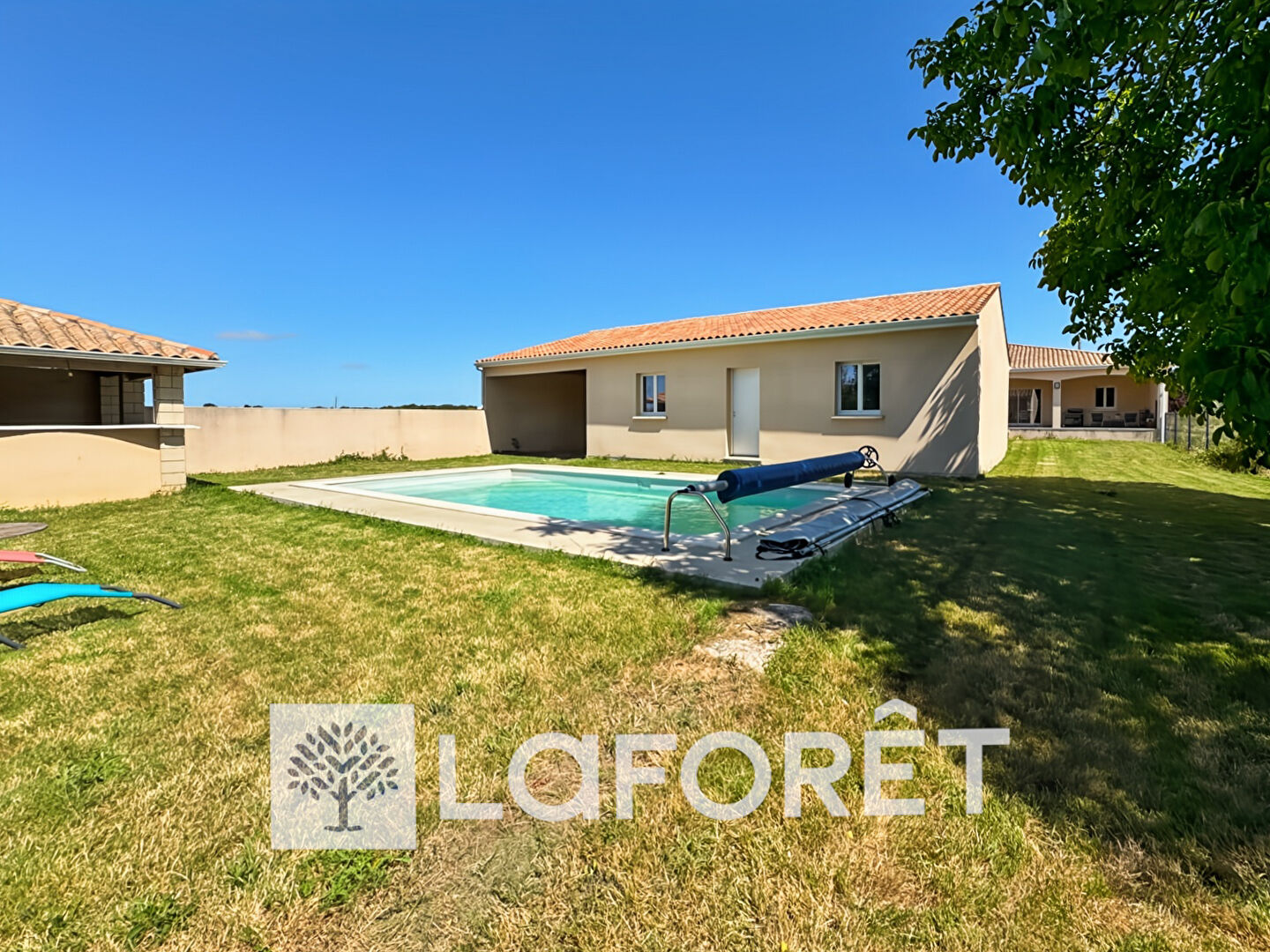 À vendre, jolie maison récente de plain-pied  4 pièce(s) 155 m2 avec un grand garage (aménageable) et piscine située entre GEMOZAC (17260) et MORTAGNE (17120)