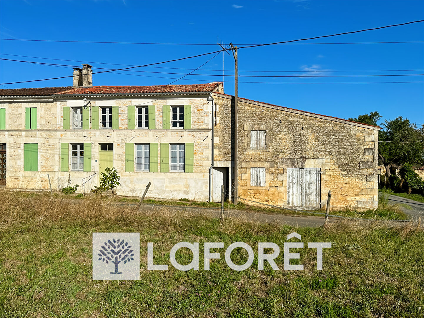 Maison charentaise à rénover de 111 m² avec grange attenante de 50 m² à Saint-André-de-Lidon (17260)
