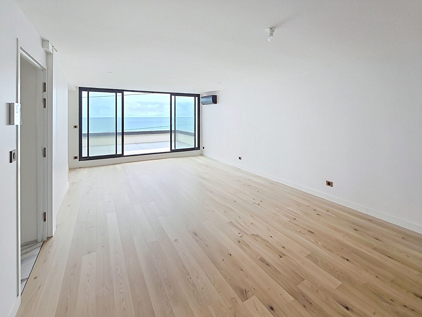 Vue mer imprenable à Donville-les-Bains : un appartement de prestige avec terrasse