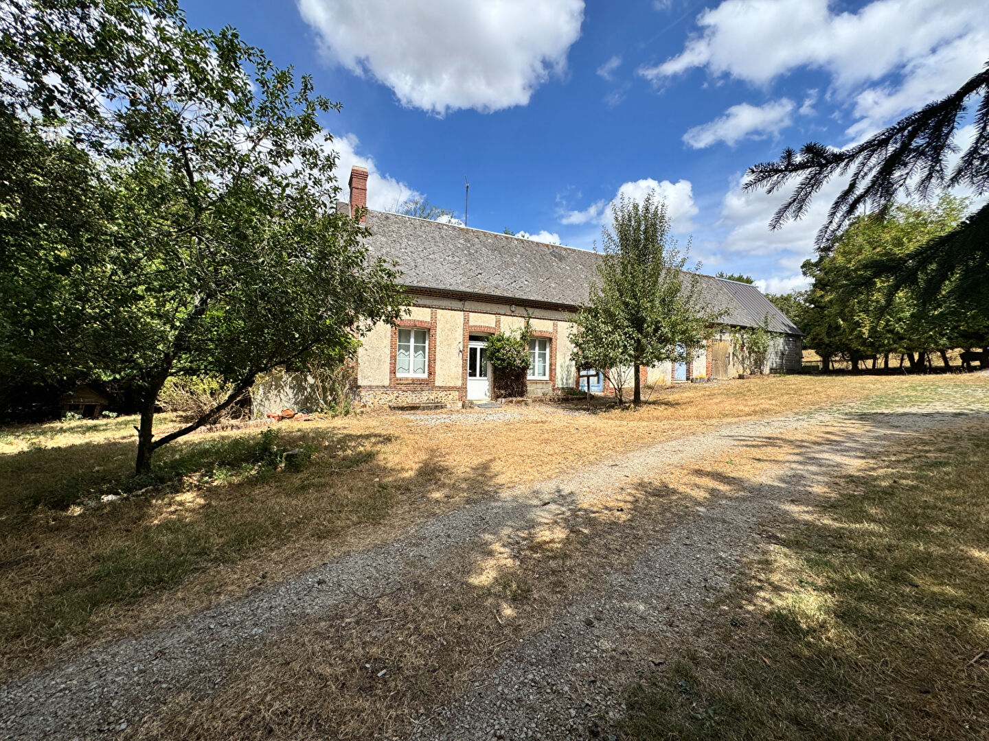 PROPRIETE sur 2, 7 hect de prairie, MAISON + DEPENDANCES