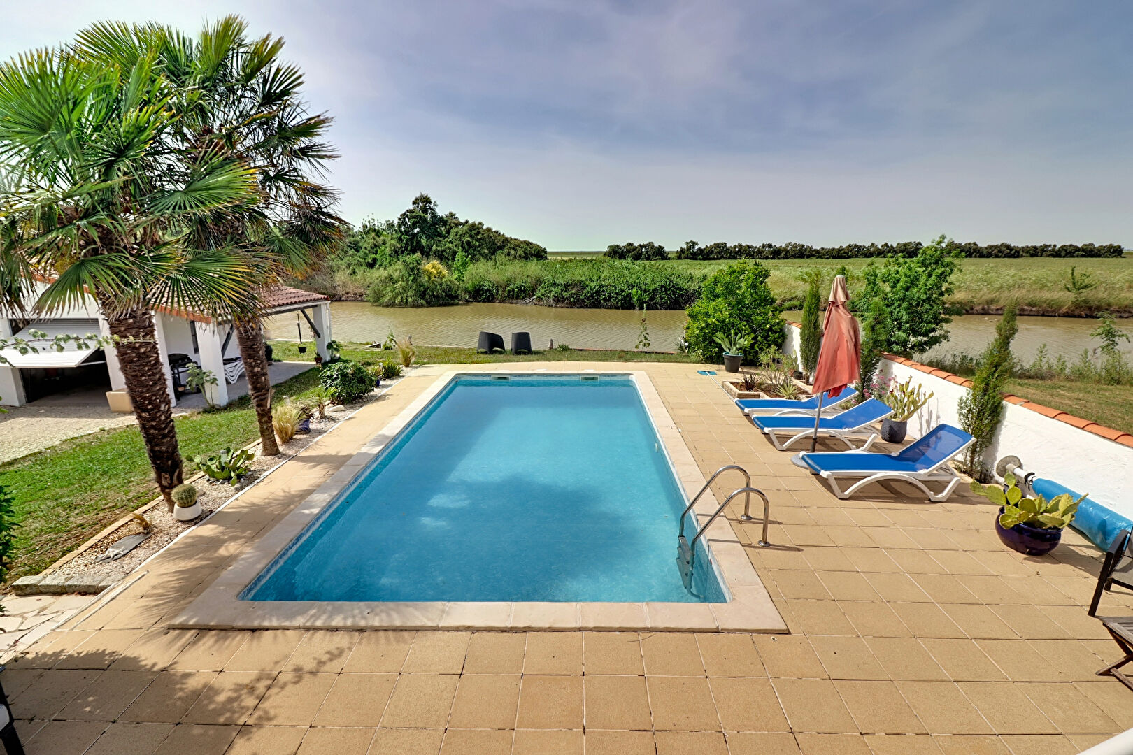 Maison avec piscine, sous-sol intégral et vue dégagée sur l'eau Esnandes 5 pièce(s) 115 m2