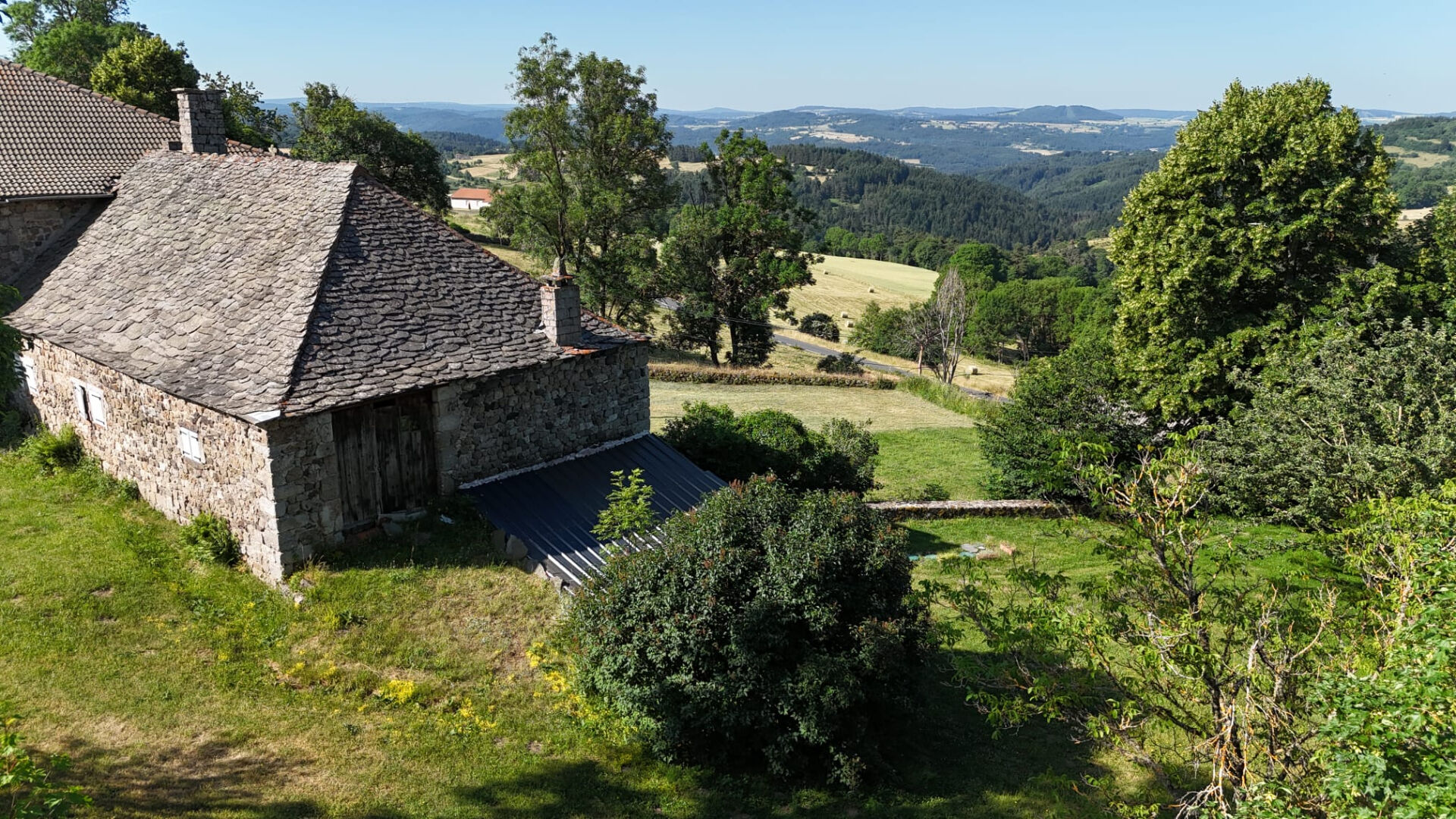 AUTHENTIQUE CORPS DE FERME EN PIERRE AVEC TOIT EN LAUZE ET VUE PANORAMIQUE