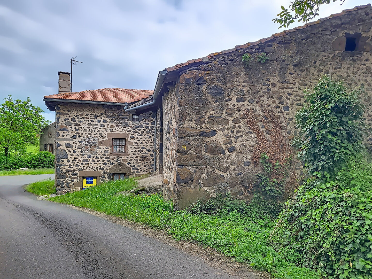 Corps de ferme a renover a sanssac l'église